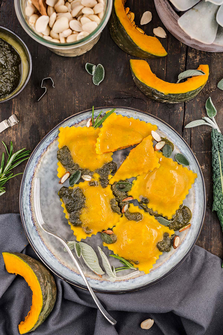 Ravioli Al Vapore Alla Curcuma Con Zucca E Pesto Di Salvia Vegan Senza Glutine Ricetta Vegan