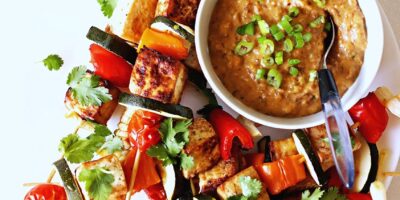 Spiedini di verdure e tofu con salsa satay