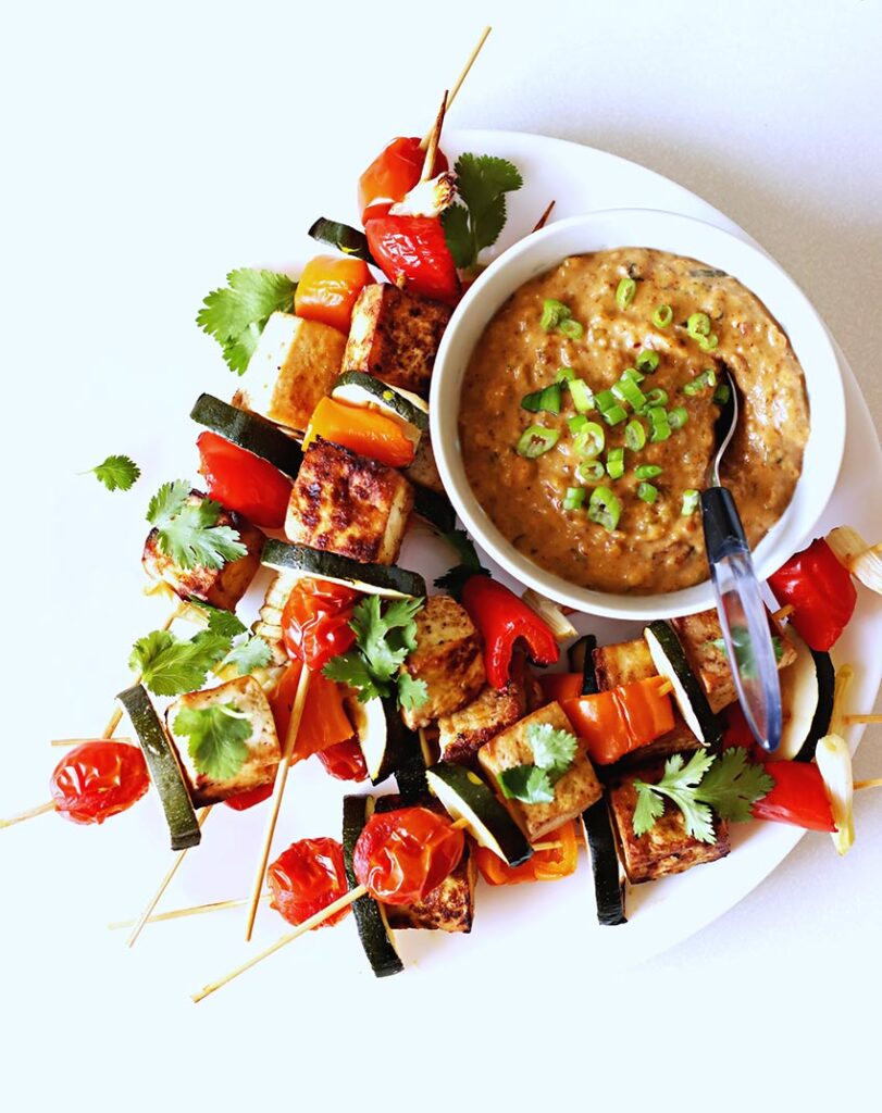 Spiedini di verdure e tofu con salsa satay