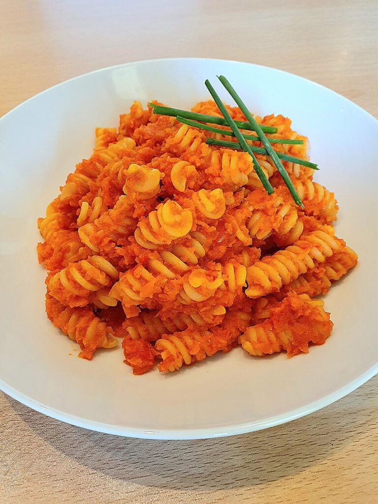 Pasta al pesto light di carote e pomodoro