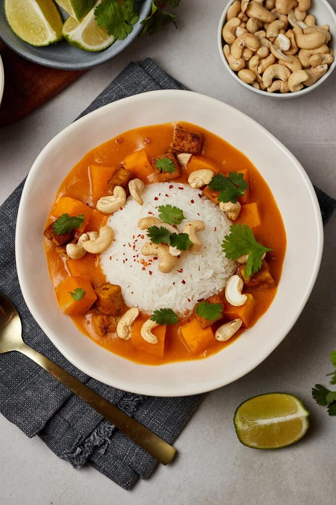 Curry con zucca, tofu e anacardi