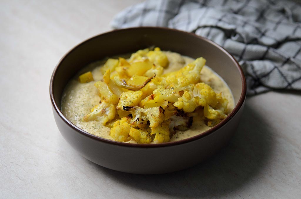 Cavolfiori e patate con crema di ceci allo yogurt