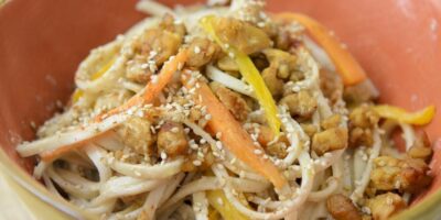 Udon noodles con verdure e tempeh croccante