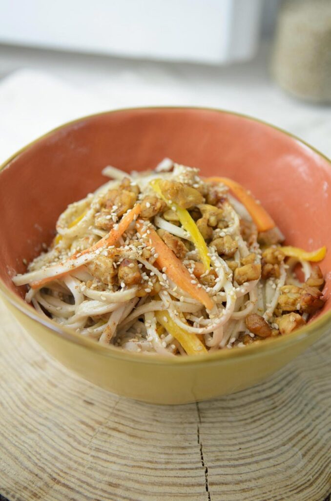 Udon noodles con verdure e tempeh croccante