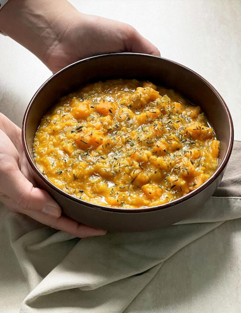 Zuppa di lenticchie con patate dolci e crema di zucca